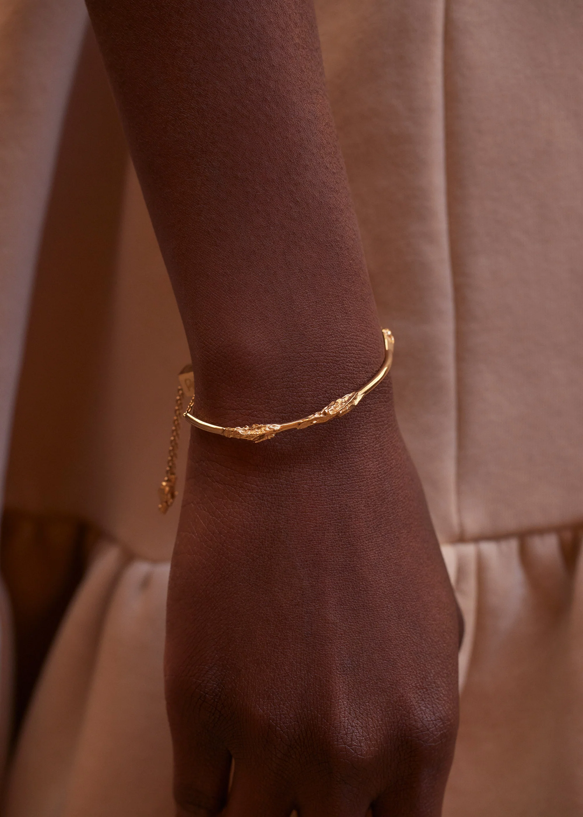 Bracciale a cerchio Eroz - placcata oro 24 carati - Image 4